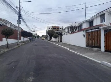 Vendo Casa Independiente con Las Ventajas de Conjunto Privado Sector La Kennedy, Parque Bicentenario — imagen 4