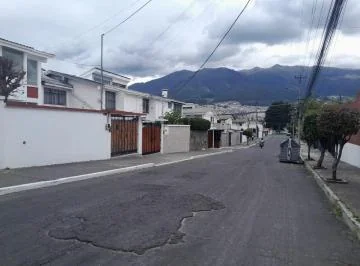 Vendo Casa Independiente con Las Ventajas de Conjunto Privado Sector La Kennedy, Parque Bicentenario — imagen 3