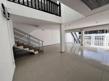 Venta Casa Comercial un Local y 5 Oficinas, Av 6 de Diciembre y de Las Hortencias — imagen 3