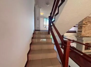 De Venta Hermosa Casa de 4 Dorm. en La Urbanizacion El Condado — imagen 3