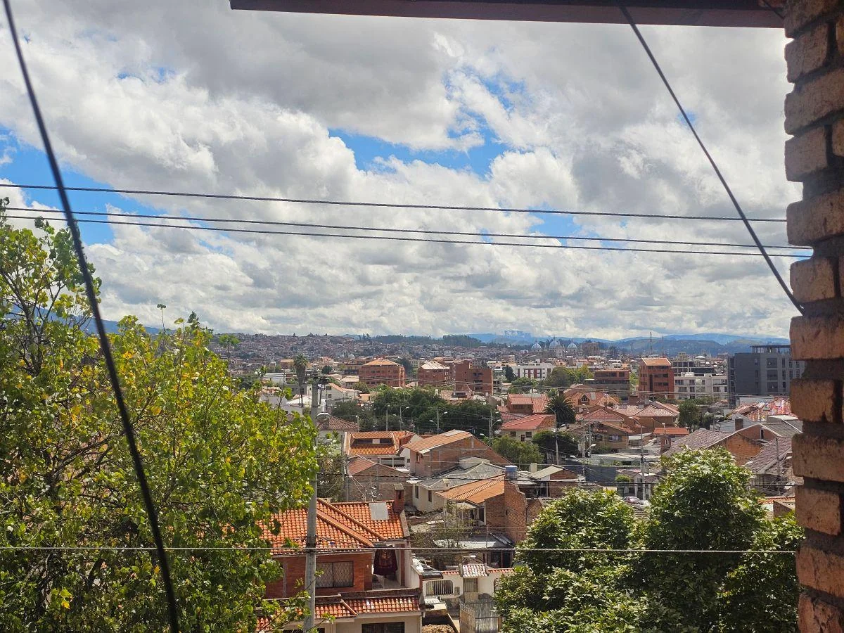 Vendo Casa con Jardin y Vista en Av 10 de Agosto - Alta Plusvalia Cuenca - Cerca Al Centro Históric, Azuay — imagen 5