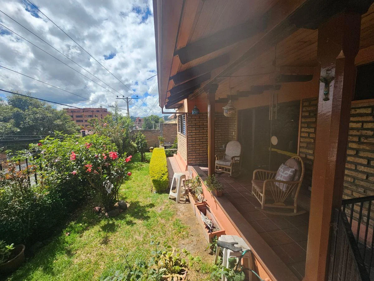 Vendo Casa con Jardin y Vista en Av 10 de Agosto - Alta Plusvalia Cuenca - Cerca Al Centro Históric, Azuay — imagen 3