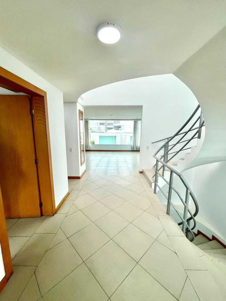 Cumbayá – Sector Parque de Cumbayá | Vendo Amplia Casa de 329 m² en Conjunto Privado con Jardín — imagen 5