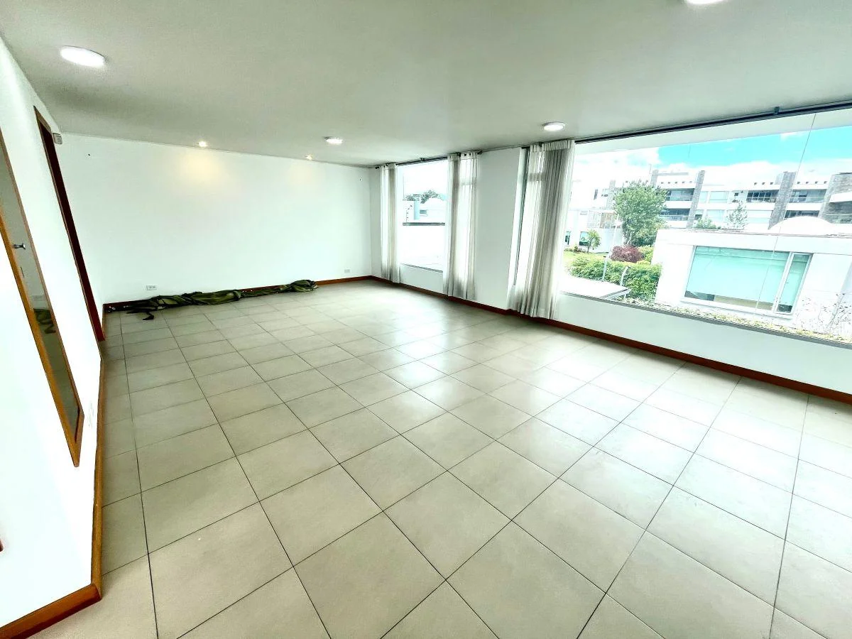 Cumbayá – Sector Parque de Cumbayá | Vendo Amplia Casa de 329 m² en Conjunto Privado con Jardín — imagen 4