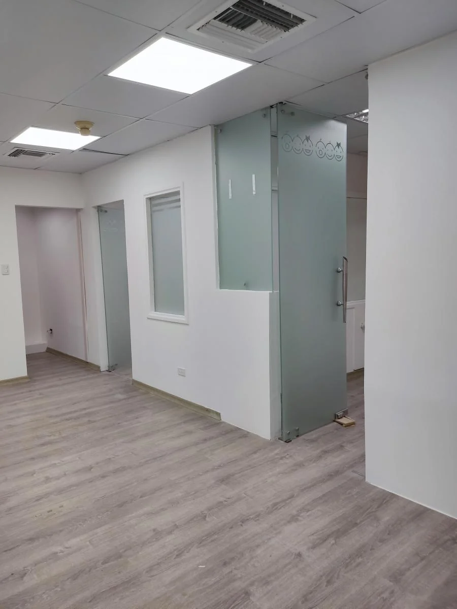Venta Oficina Remodelada en El Edificio Equilibrium (Frente Mall del Sol), Guayas — imagen 4