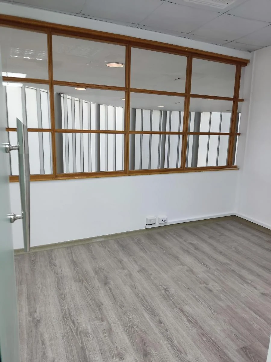 Venta Oficina Remodelada en El Edificio Equilibrium (Frente Mall del Sol), Guayas — imagen 3