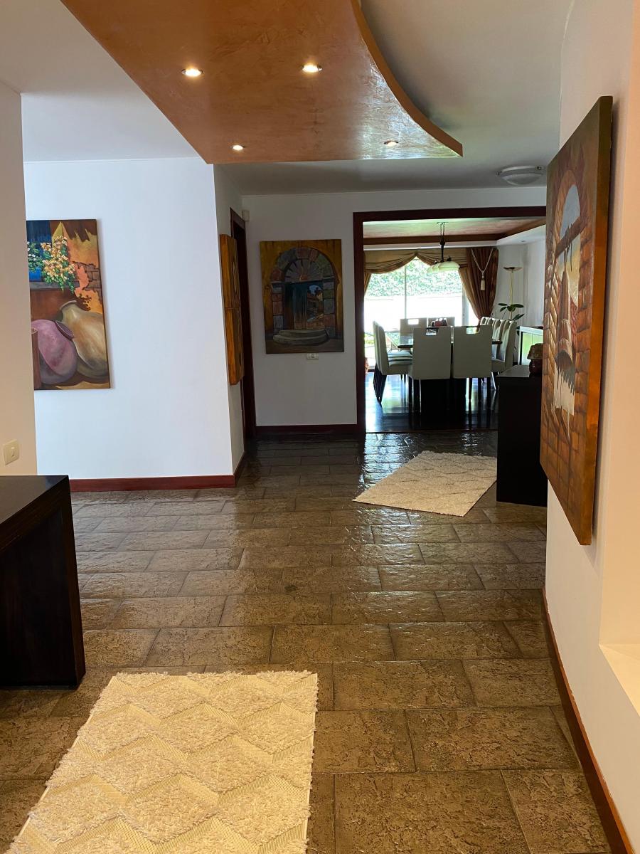 Hermosa Casa Venta Moderna Cumbayá. Provincia de Pichincha — imagen 6