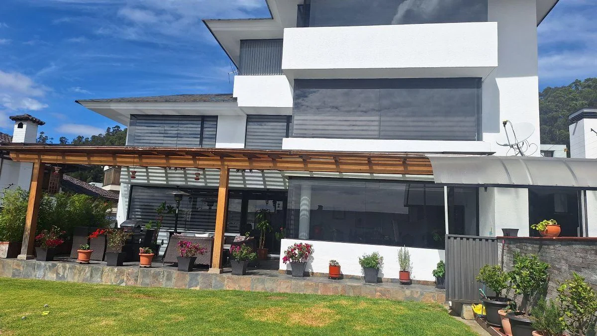 Kanda Inmobliaria Vende Bosque Casa de Lujo 4 Dorm. con Amplio Jardin — imagen 3