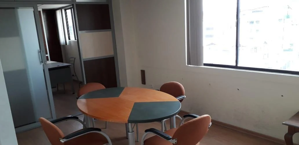 Re/max Futuro Vende Amplia Oficina de 160 m² Full Amoblada Av Shyris — imagen 3
