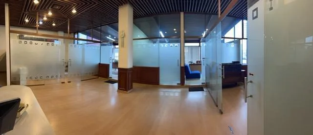 Amplia Oficina Duplex Edificio Corporativo en La Amazonas y Colon en Venta — imagen 5