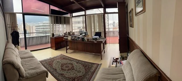 Amplia Oficina Duplex Edificio Corporativo en La Amazonas y Colon en Venta — imagen 4