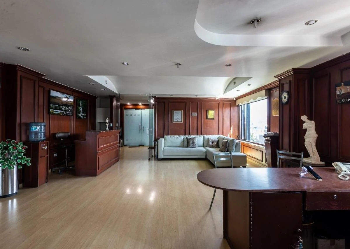 Amplia Oficina Duplex Edificio Corporativo en La Amazonas y Colon en Venta — imagen 3