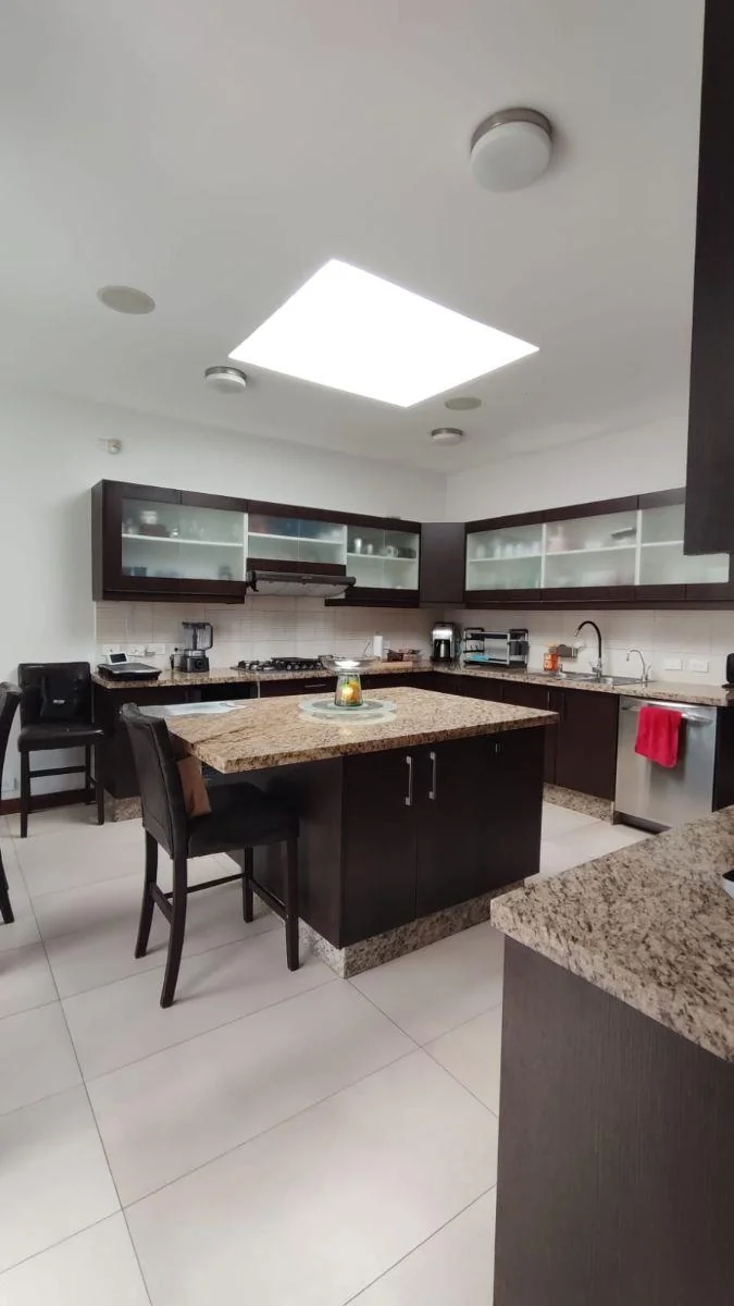 Cerca Al Nuevo Hospital Metropolitano Vendo de Oportunidad Moderna Casa — imagen 3