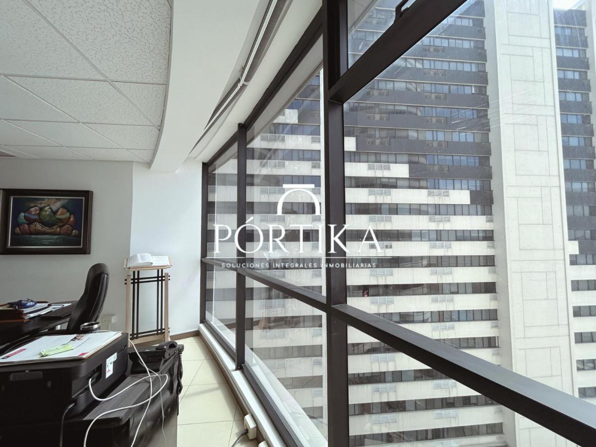Venta de Oficina Vista Al Rio - Edificio Emporium - Puerto Santa Ana, Guayas — imagen 3