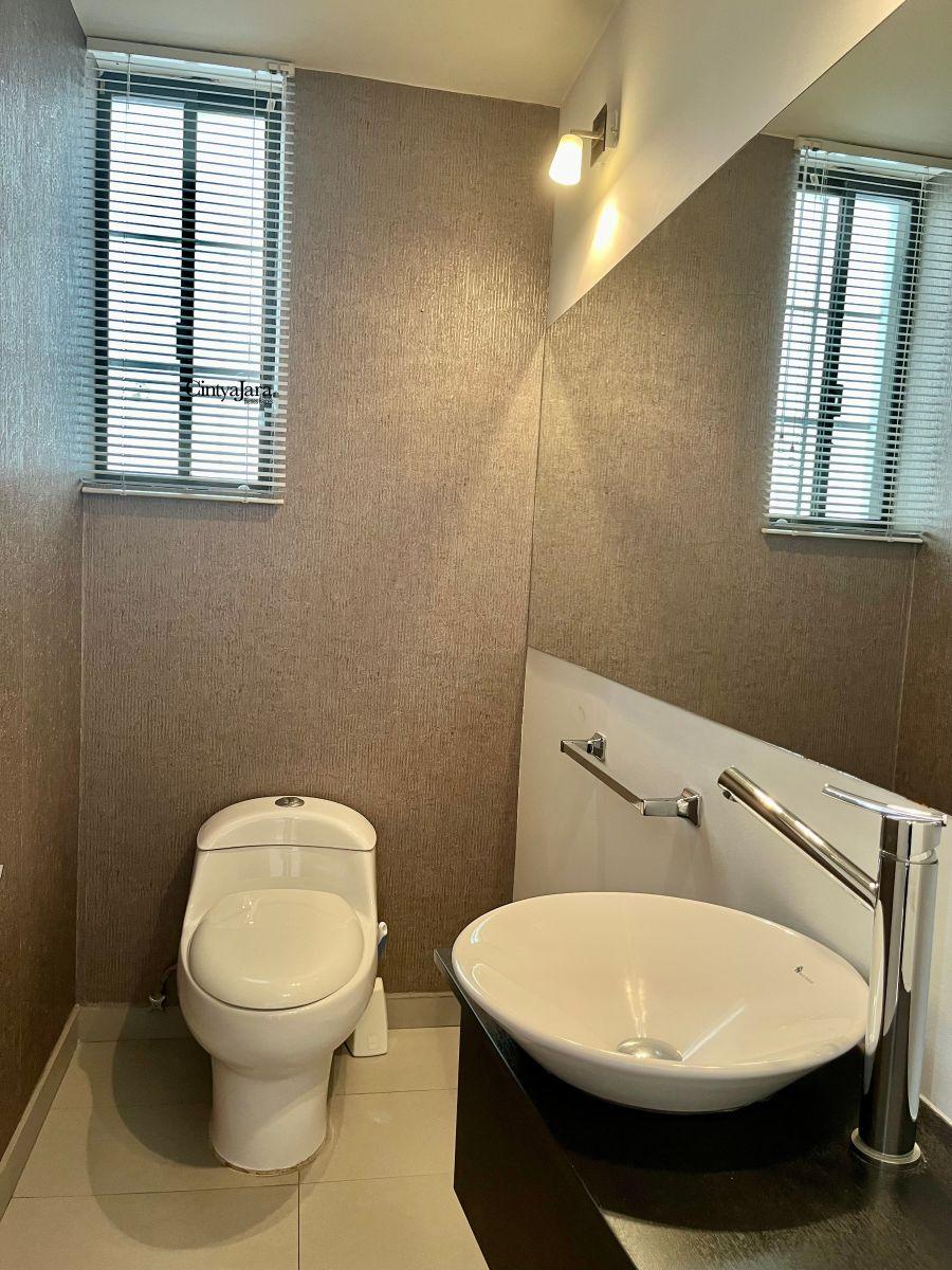 Casa en Venta, 4 Dorm., Amplio Jardín, Estudio, Estar. Urbanización Cumbaya — imagen 5