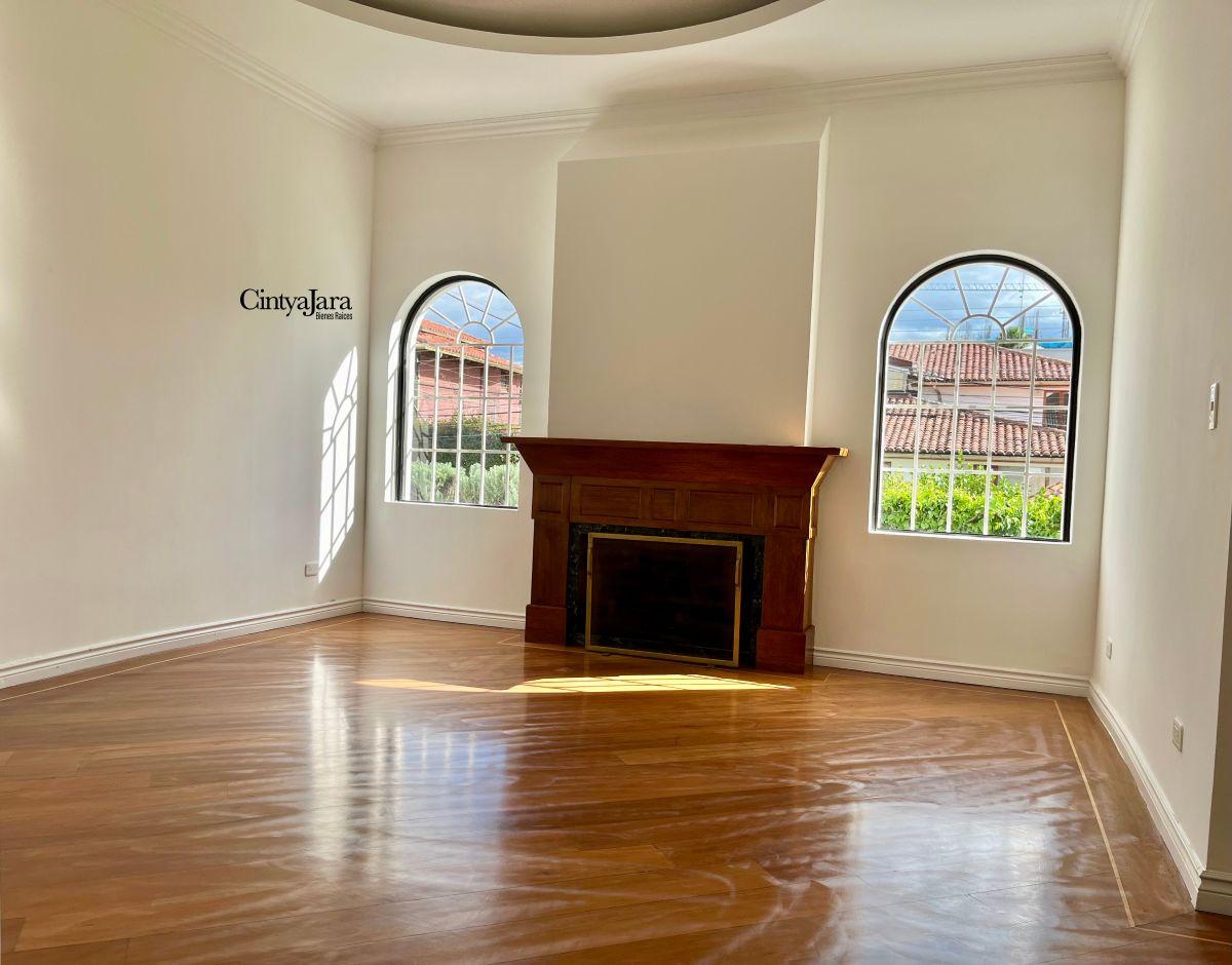 Casa en Venta, 4 Dorm., Amplio Jardín, Estudio, Estar. Urbanización Cumbaya — imagen 4