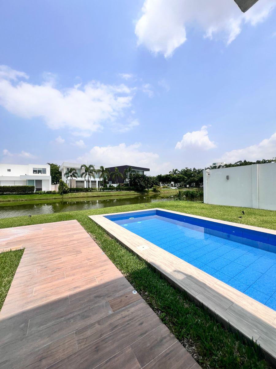 En Venta Preciosa Casa Vista Al Lago - Blue Bay - Isla Mocoli, Km. 6.5 Samborondon - 550 m², Guayas — imagen 9