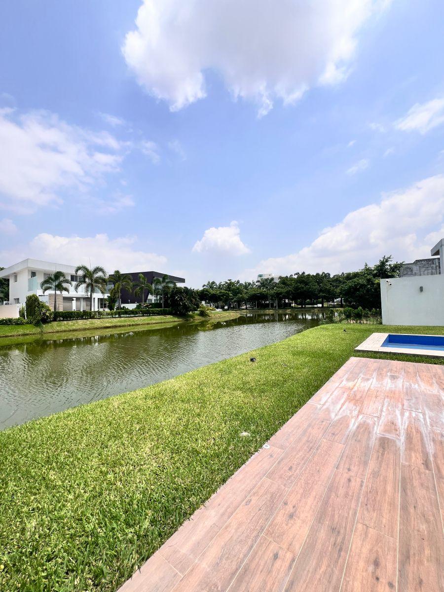 En Venta Preciosa Casa Vista Al Lago - Blue Bay - Isla Mocoli, Km. 6.5 Samborondon - 550 m², Guayas — imagen 8