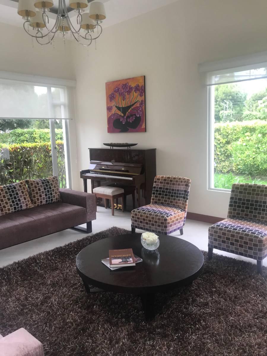 Vendo Casa Moderna, Luminosa, Amplia, 4 Dorm., Cumbaya, Urbanizacion — imagen 5