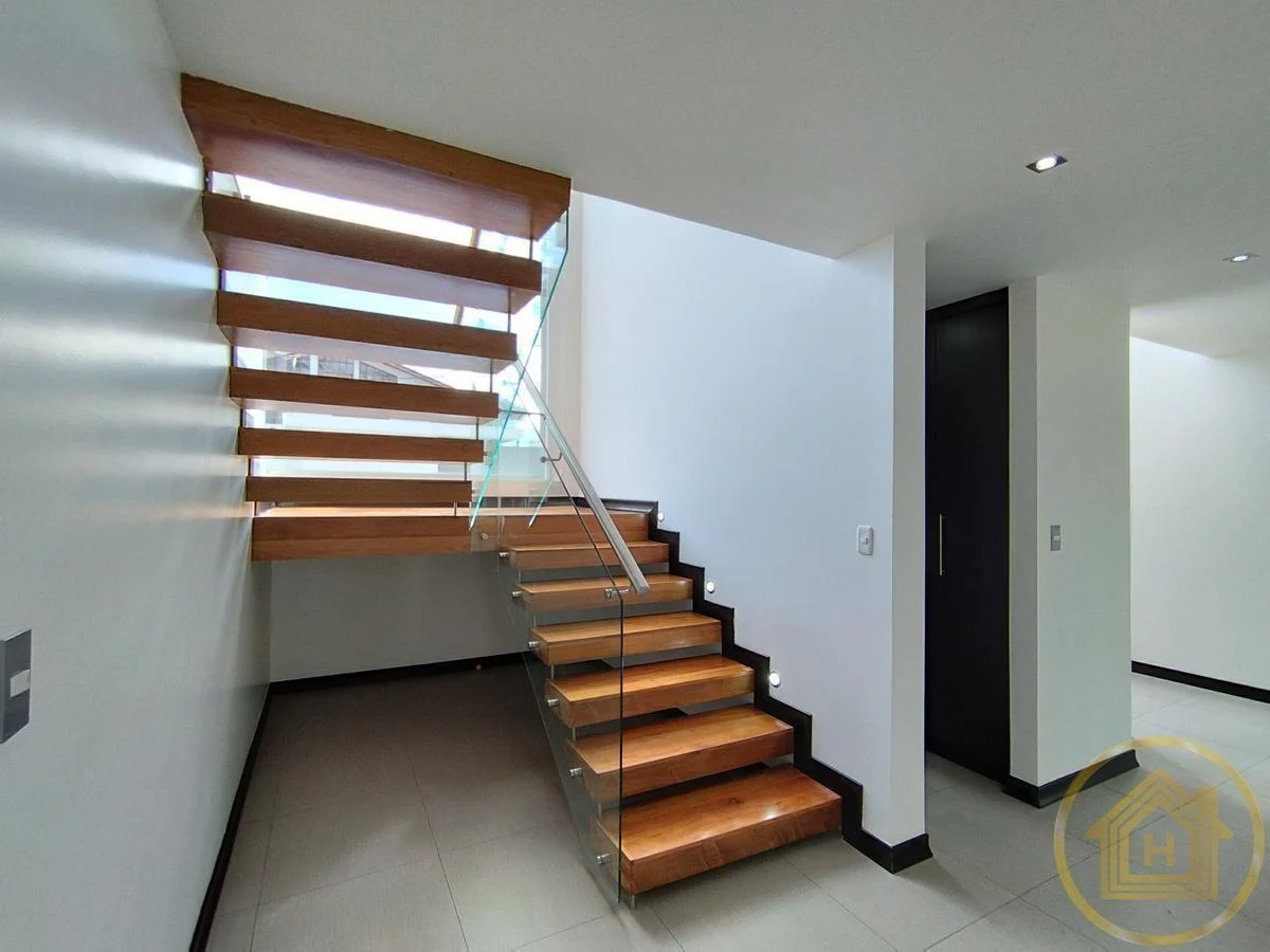 Casa Moderna en El Valle de Los Chillos, Terreno de 1550 m² con Bbq Jacuzzi, Zona de Juegos Privada — imagen 3