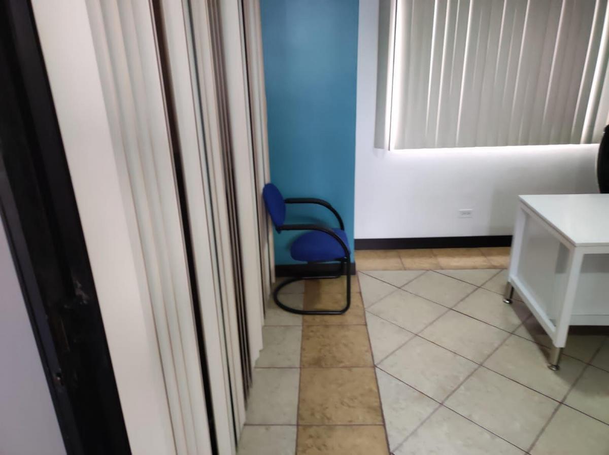 Oficina de Venta de 76 m² en La Calle Francisco de Orellana y 6 de Diciembre — imagen 4