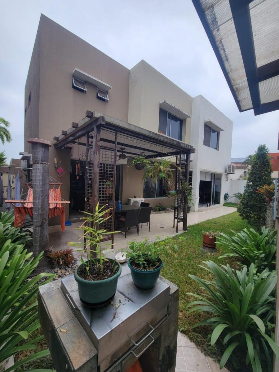En Venta Amplia Casa Esquinera en Urbanización Terrasol, Km, 5 Via a Samborondón, Guayas — imagen 3
