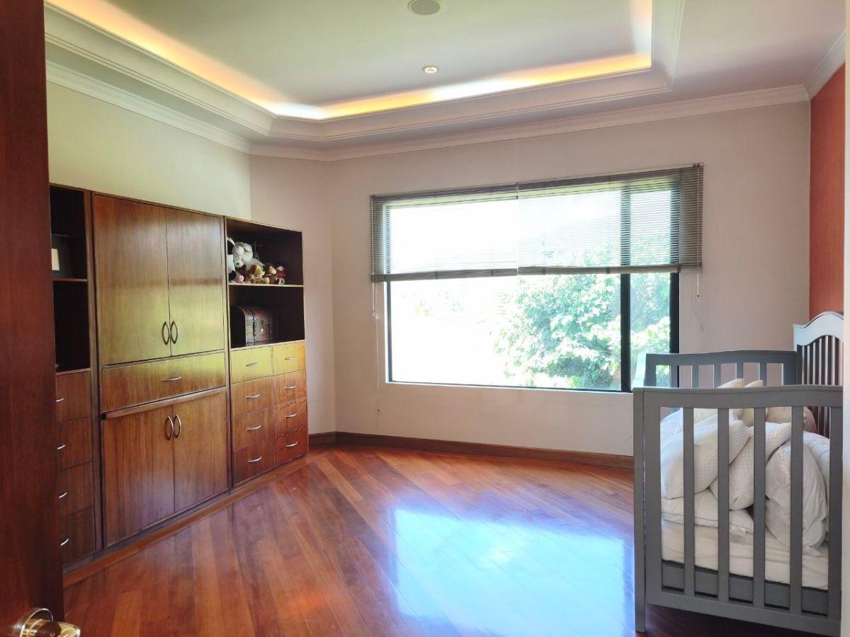 Casa de Lujo en Cumbayá con Piscina Privada, Dentro de Urbanización Privada — imagen 4