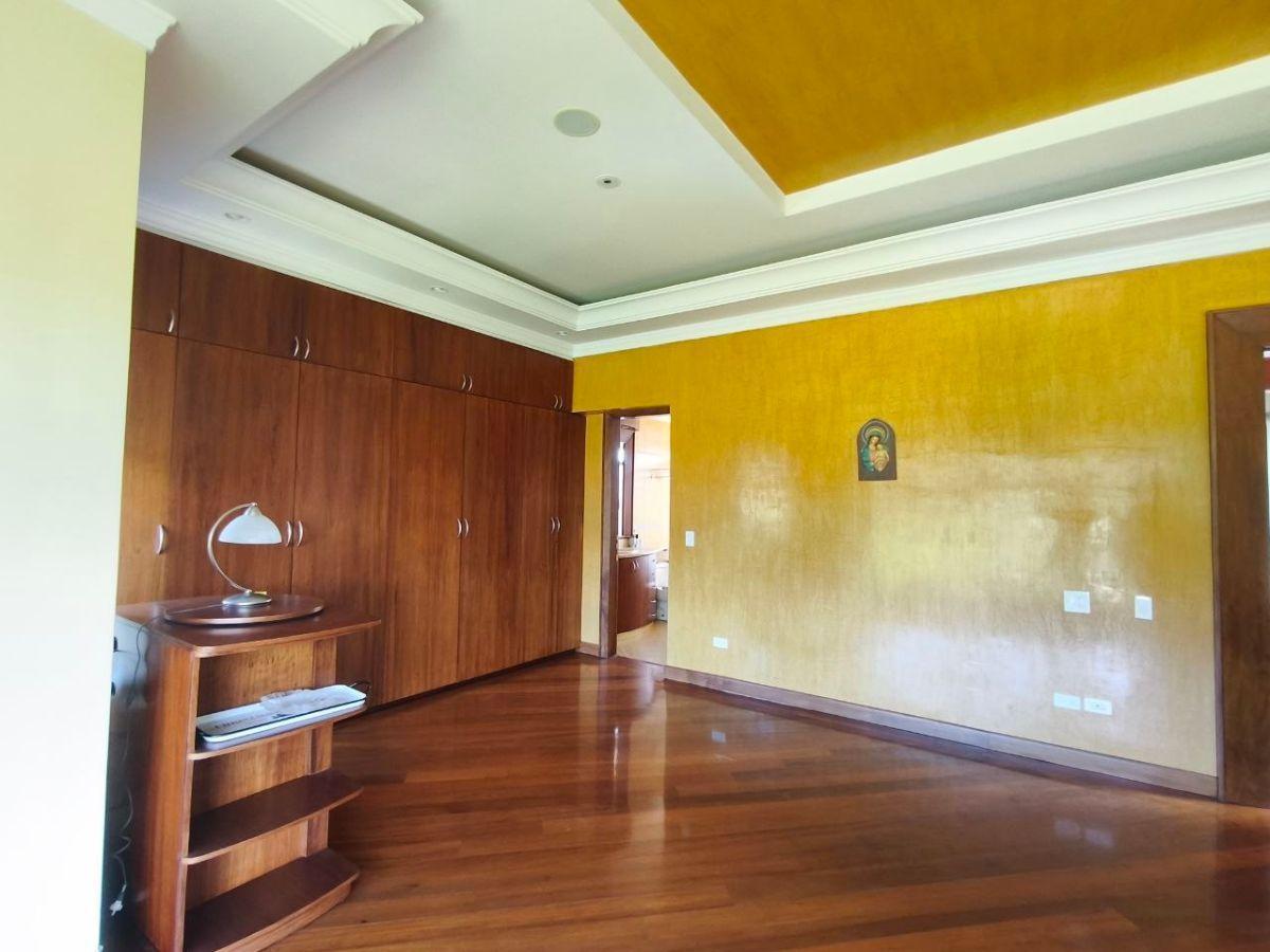 Casa de Lujo en Cumbayá con Piscina Privada, Dentro de Urbanización Privada — imagen 3