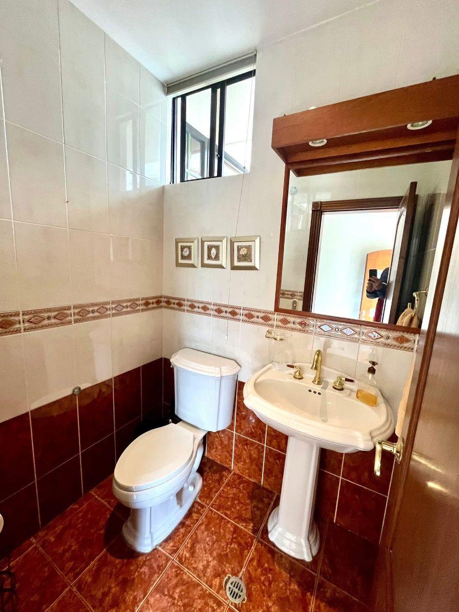 Cumbayá – Urbanización San Isidro | Vendo Amplia Casa de 500 m² de Construcción en 550 m² de Terreno — imagen 3