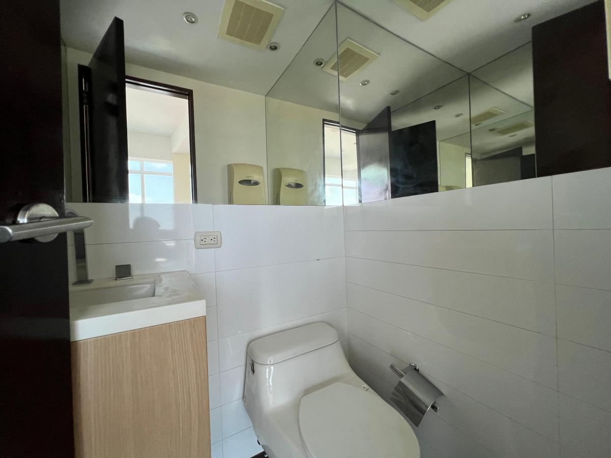 Venta Oficina Moderna en El Edificio Blue Towers, Guayas — imagen 5
