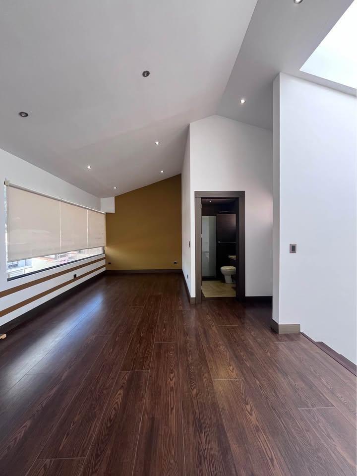 Casa de Venta Dentro de La Ciudadela de Los Ingenieros. 4 Dorm., Azuay — imagen 4