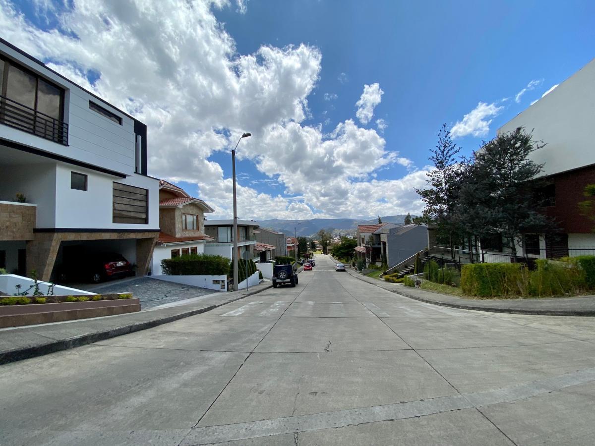 Hermoso Terreno en Venta, Sector Colinas de Challuabamba, Azuay — imagen 5