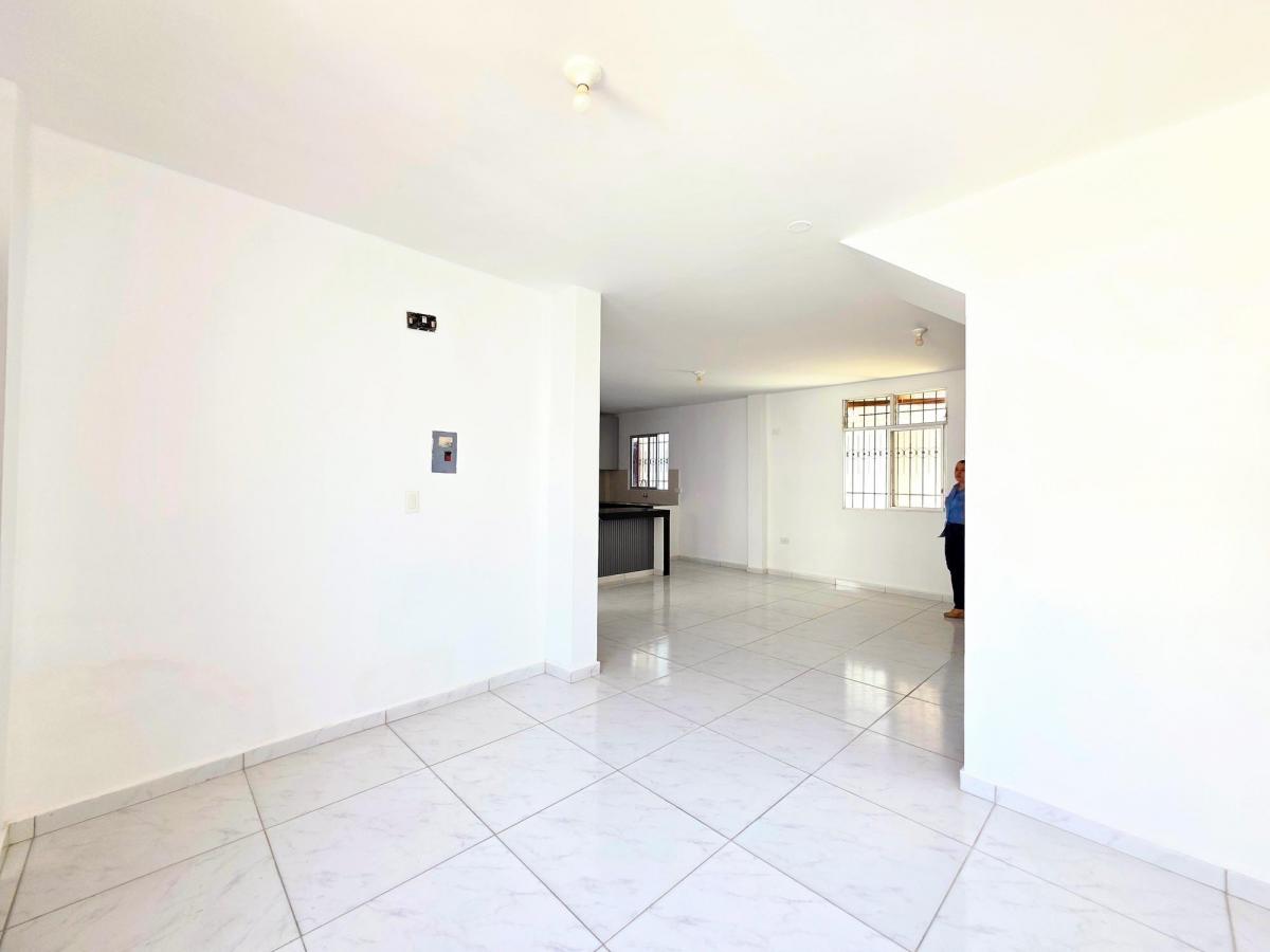 Vendo Casa de 6 Dorm. en Barrio Las Brisas Norte de Manta, Manabí — imagen 5