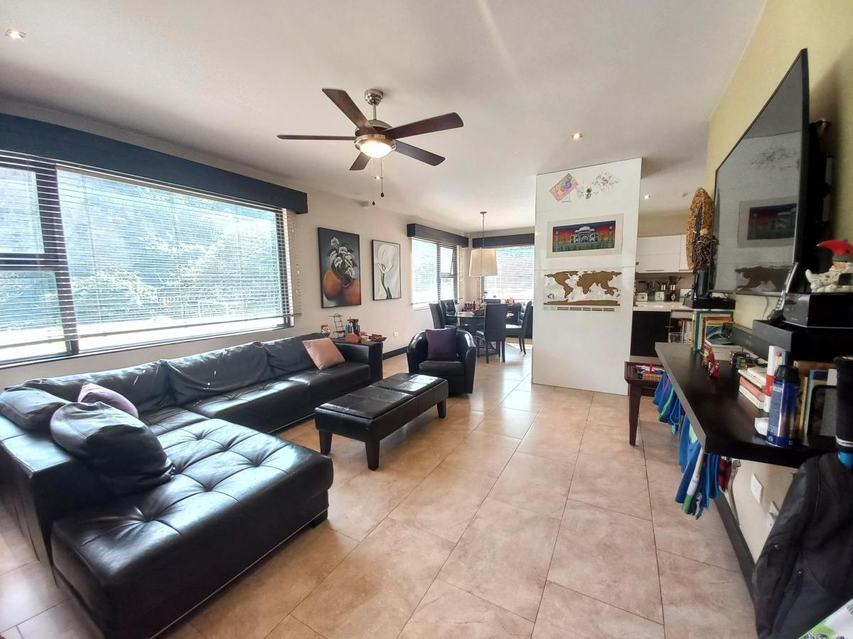Vendo Exclusiva Casa de Lujo con Cancha de Futbol, Piscina y Jarines — imagen 4