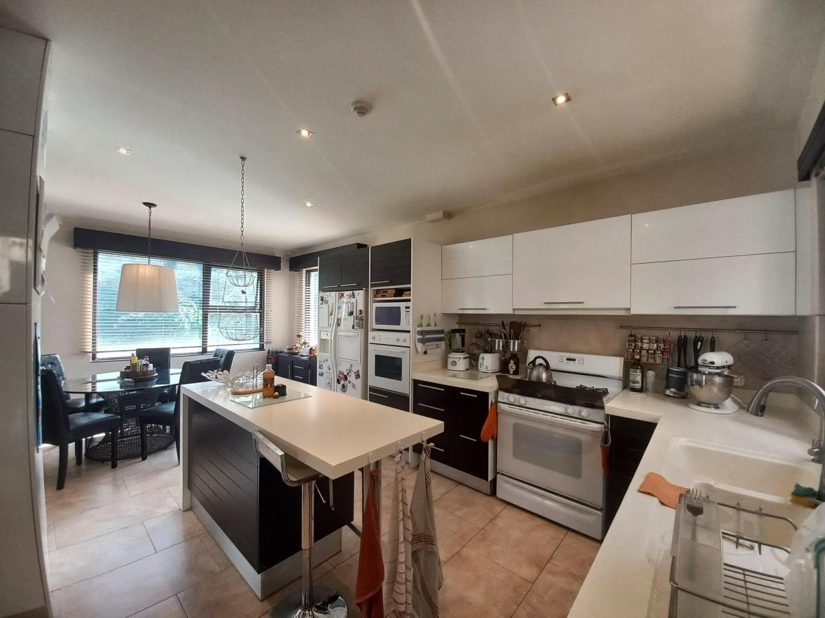 Vendo Exclusiva Casa de Lujo con Cancha de Futbol, Piscina y Jarines — imagen 3