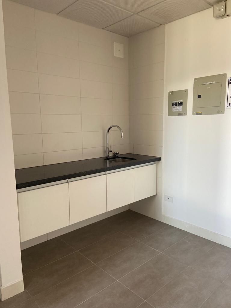 Venta o Arriendo Excelente Oficina Comercial Av 12 de Octubre — imagen 4