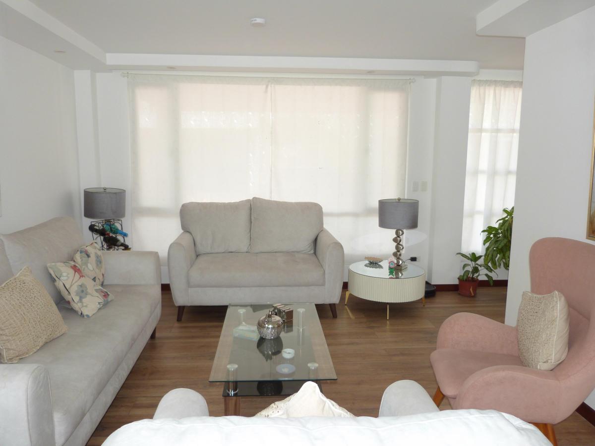 Tumbaco Casa en Venta 341 m² en Conjunto Moderna Patio — imagen 3