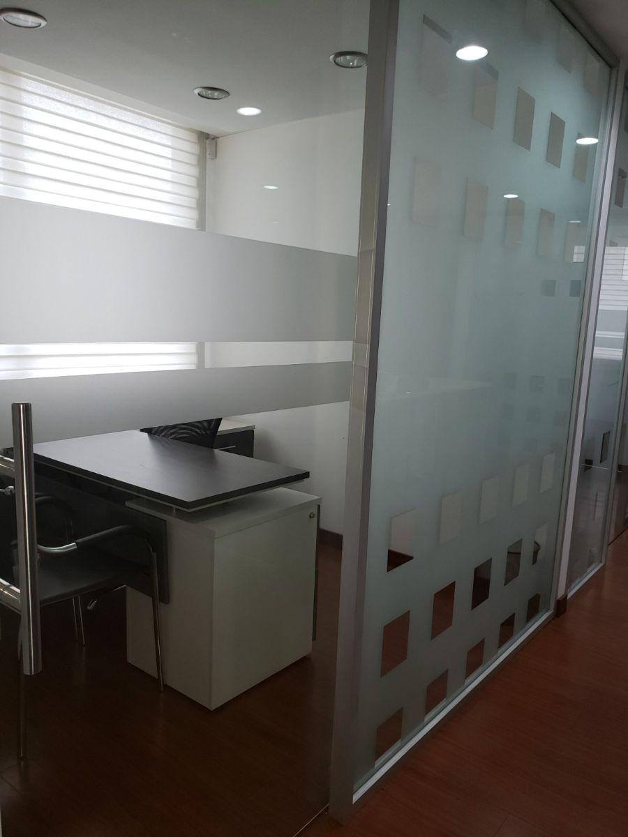 Moderna Oficina en Venta, con Divisiones, Oficinas Independientes, Amoblada. Perfecto Estado. Provincia de Pichincha — imagen 5