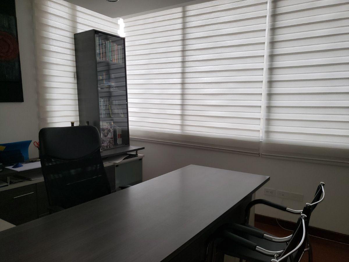Moderna Oficina en Venta, con Divisiones, Oficinas Independientes, Amoblada. Perfecto Estado. Provincia de Pichincha — imagen 4