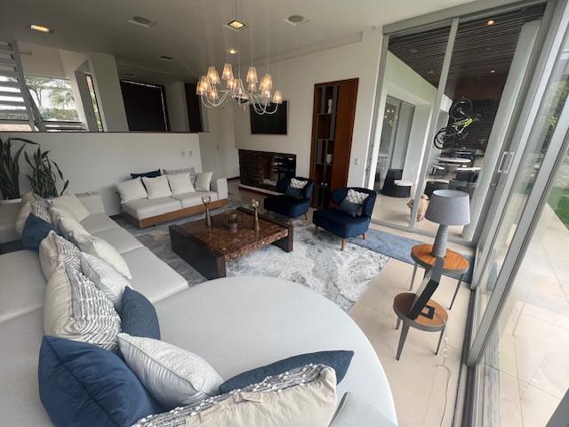 Venta, Moderna Casa Amplio Jardin Sector Rancho San Francisco — imagen 4