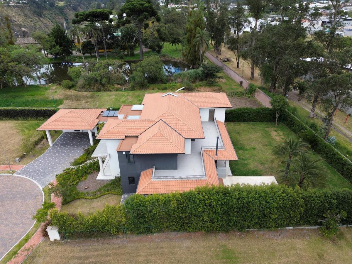 Casa de Venta Dentro de Urbanización Exclusiva en Puembo. en El Mejor Sector de Puembo — imagen 4