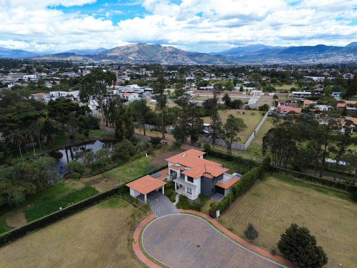 Casa de Venta Dentro de Urbanización Exclusiva en Puembo. en El Mejor Sector de Puembo — imagen 3
