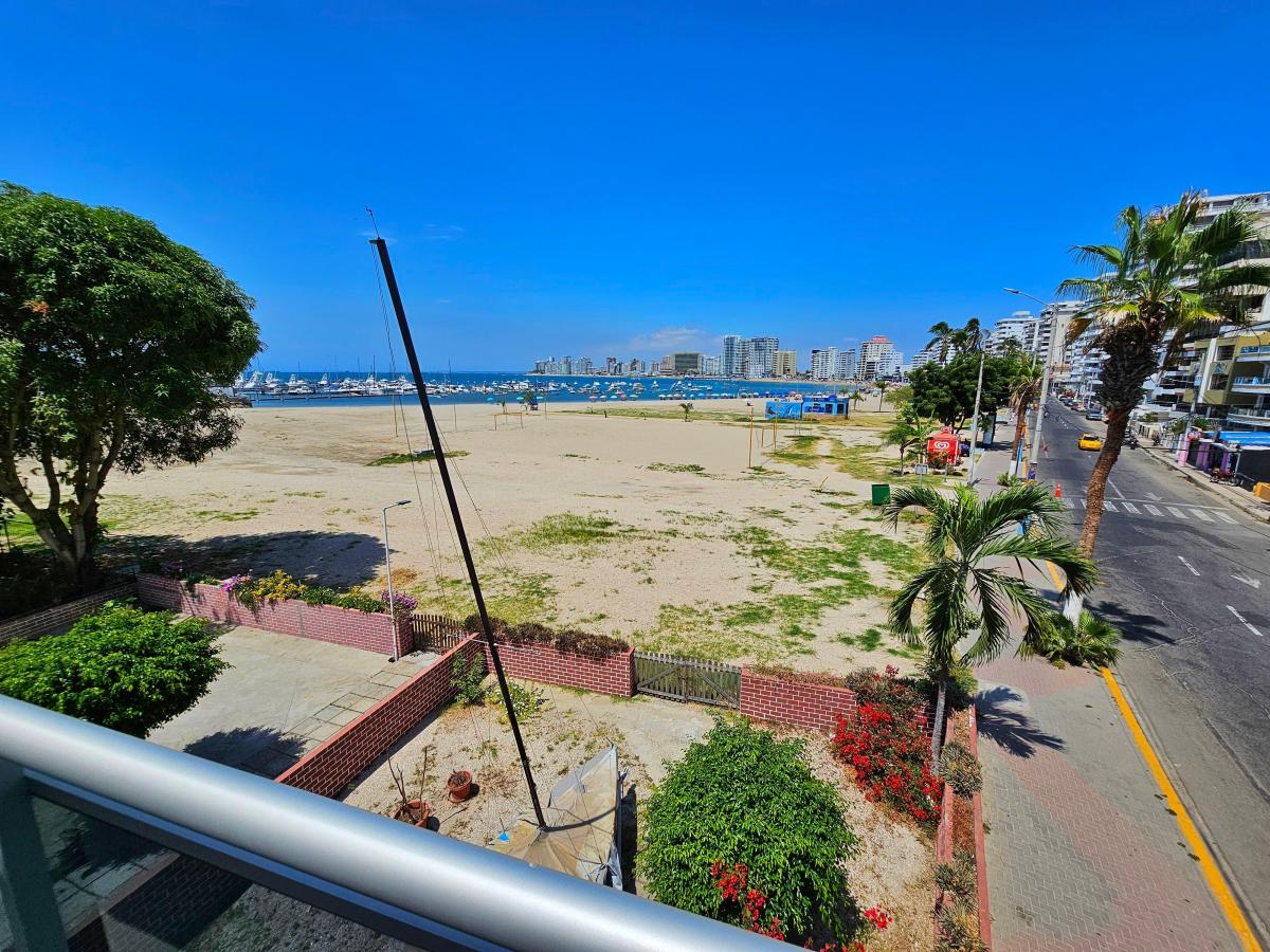 Vendo Espectacular Casa de 3 Pisos Al Pie del Mar en El Malecon de Salinas — imagen 4