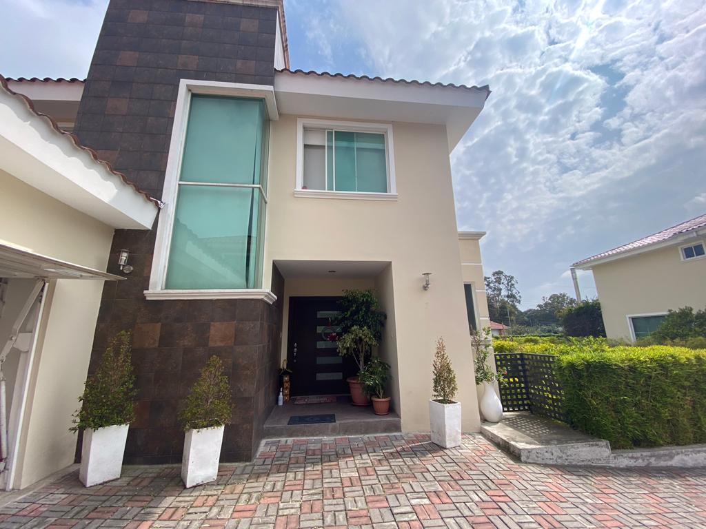 Preciosa Casa Independiente Espaciosa, Extenso Jardín Dentro Urbanización — imagen 4