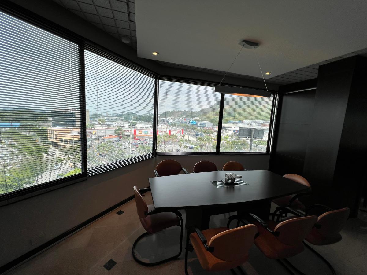 Se Vende Elegante Oficina Frente Albán Borja, Km 2 Ave Carlos Julio Arosemena!, Guayas — imagen 5