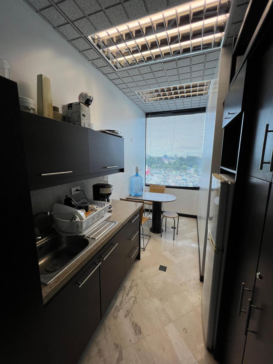 Se Vende Elegante Oficina Frente Albán Borja, Km 2 Ave Carlos Julio Arosemena!, Guayas — imagen 3
