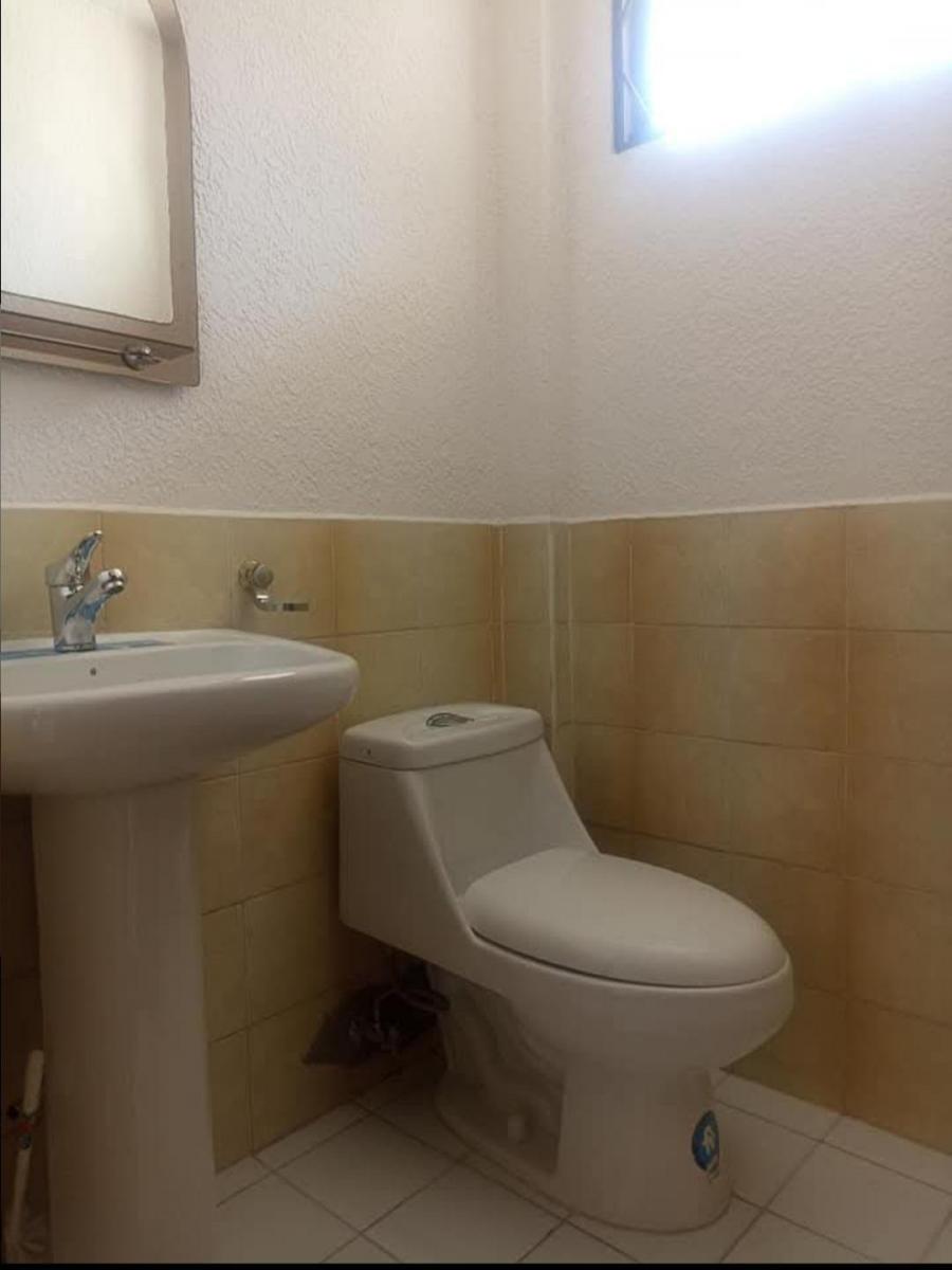 En Venta Hermosa y Amplia Casa, Quito Norte, Cerca Colegio Alvernoa — imagen 4