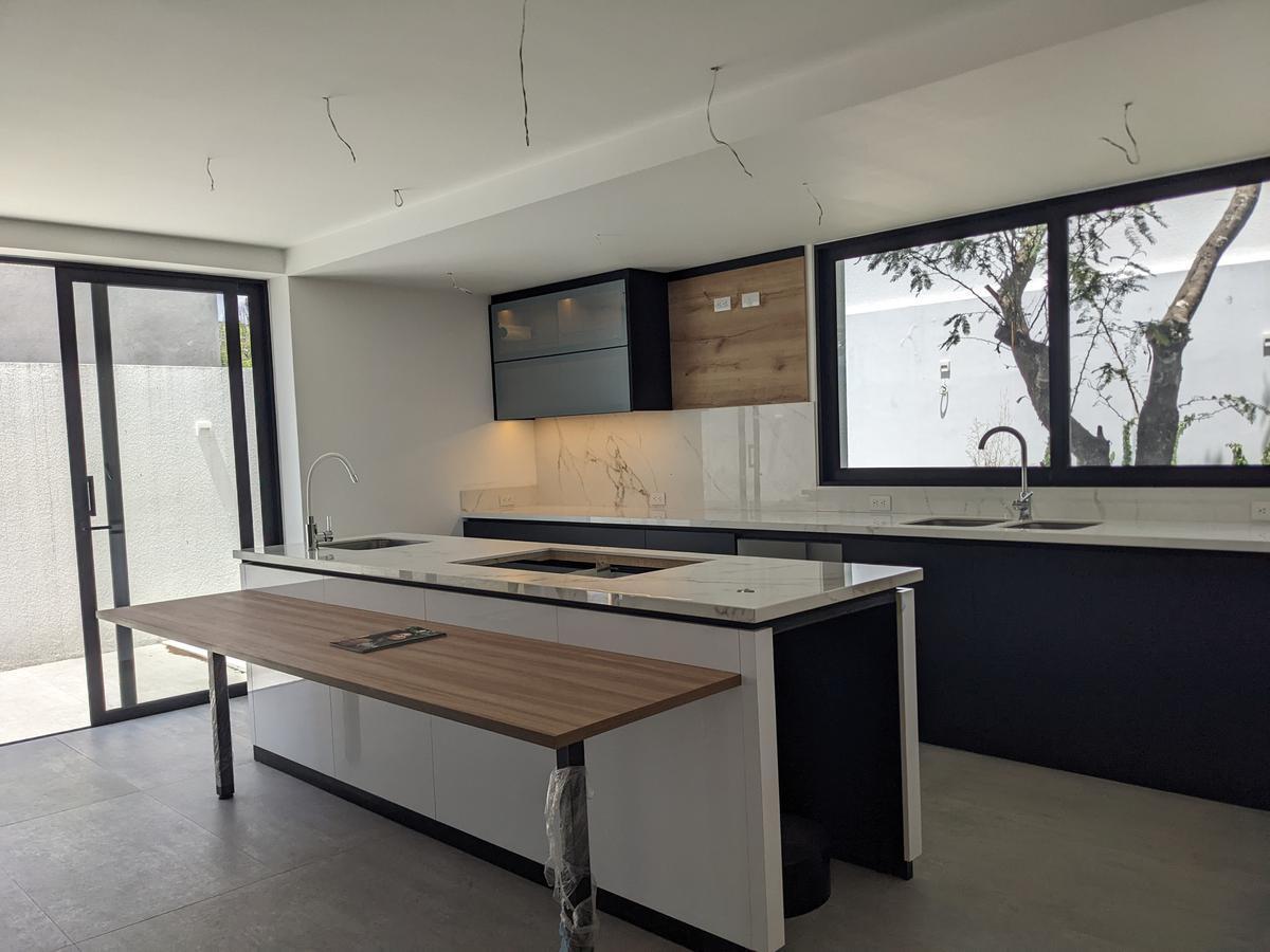 Venta Espectacular Casa 4 Dorm., Piscina, Urbanización Exclusiva de Nayón — imagen 4