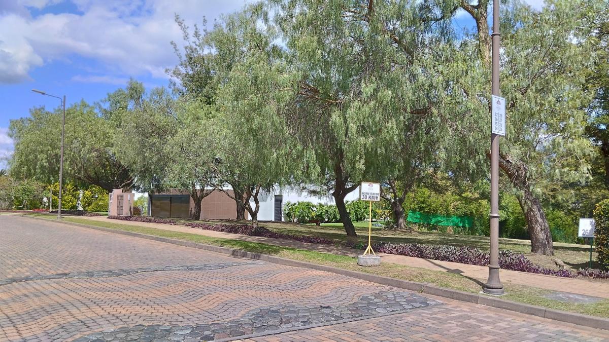 Re/max Futuro Vende Hermoso Terreno de 1.511 m² Urbanización Santa Inés Cumbaya — imagen 3