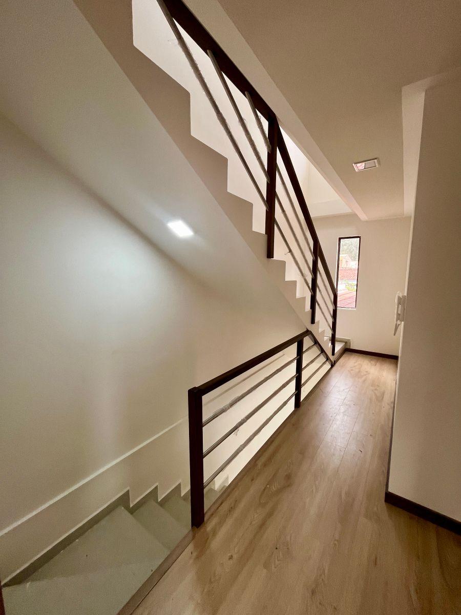 Casa de Tres Plantas en Venta Dentro de Seguro Condominio, Azuay — imagen 4